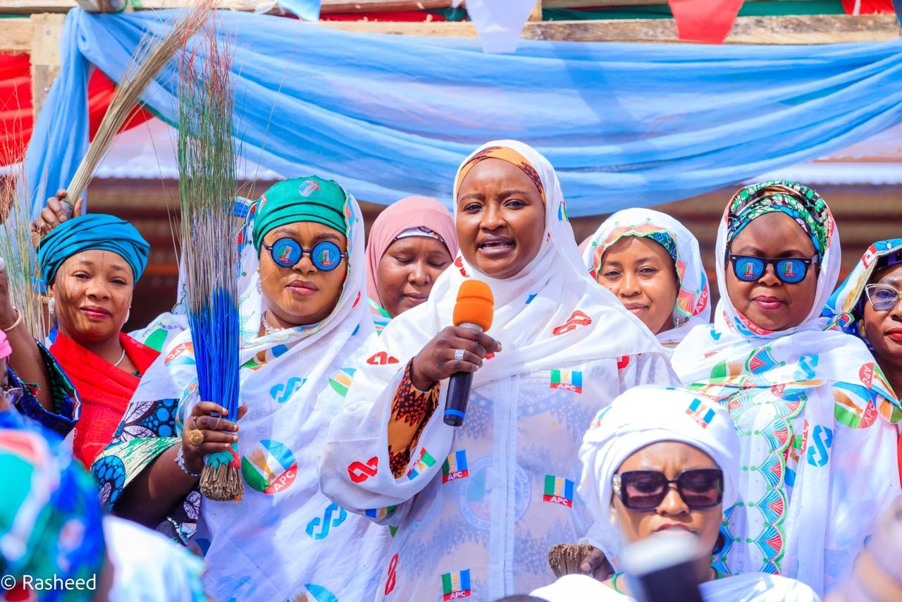  Gov Bagudu’s Wife, Other APC Women Bigwigs Attend Campaign Kickoff In Argungu