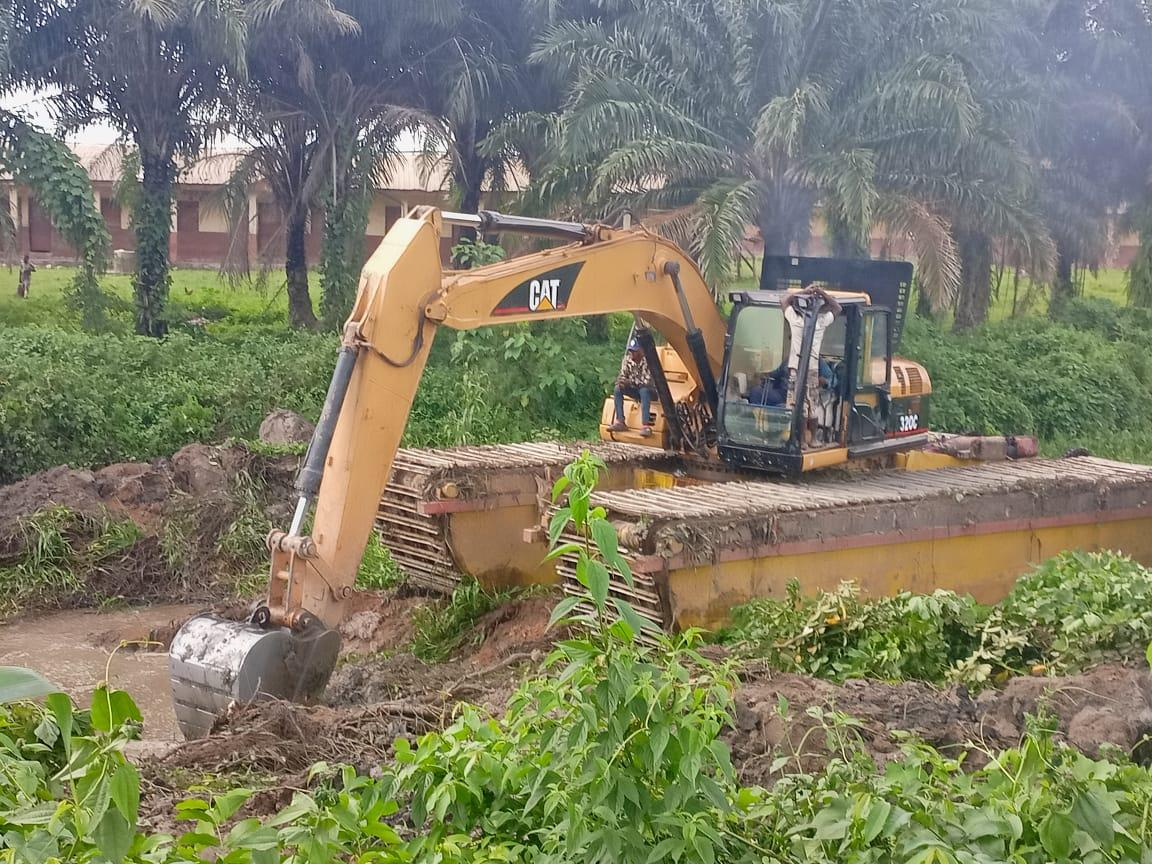Flooding: Senator Lere Oyewumi Commends Gov Adeleke For Taking Prevention Measures As Dredging Of Ikire Rivers Begins