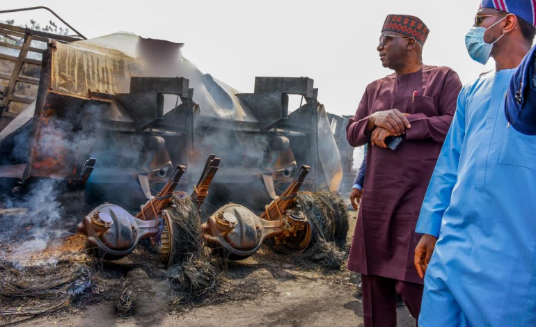 Kwara Governor  Gives Road Users  Road Safety Advice During Visit To Oko-Olowo Expressway Accident Scene, Pays Sympathy Visit To Edun