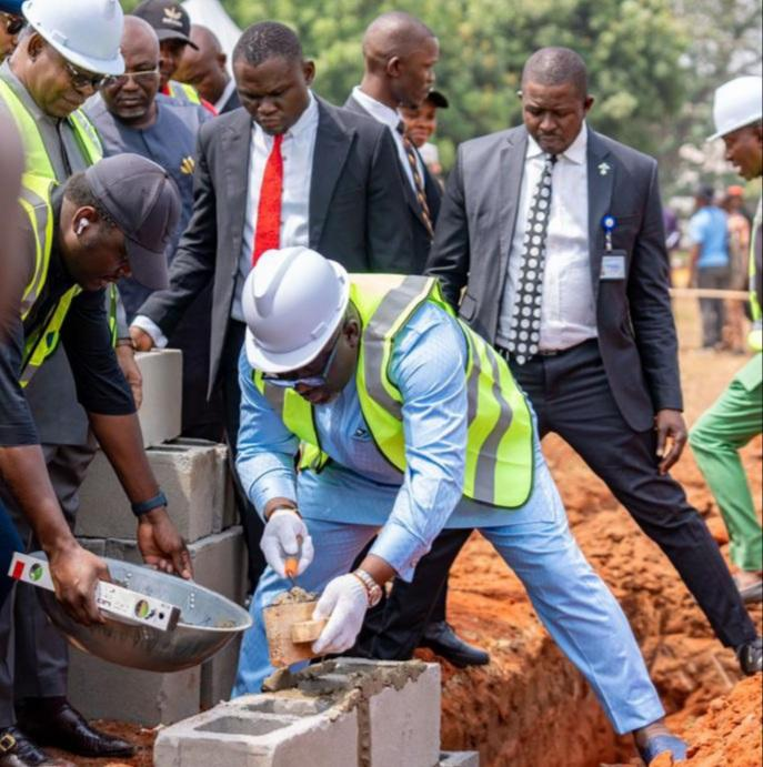 Commissioners Quarters : Gov Oborevwori Lays Foundation Stone Of 8 New Duplexes In Asaba