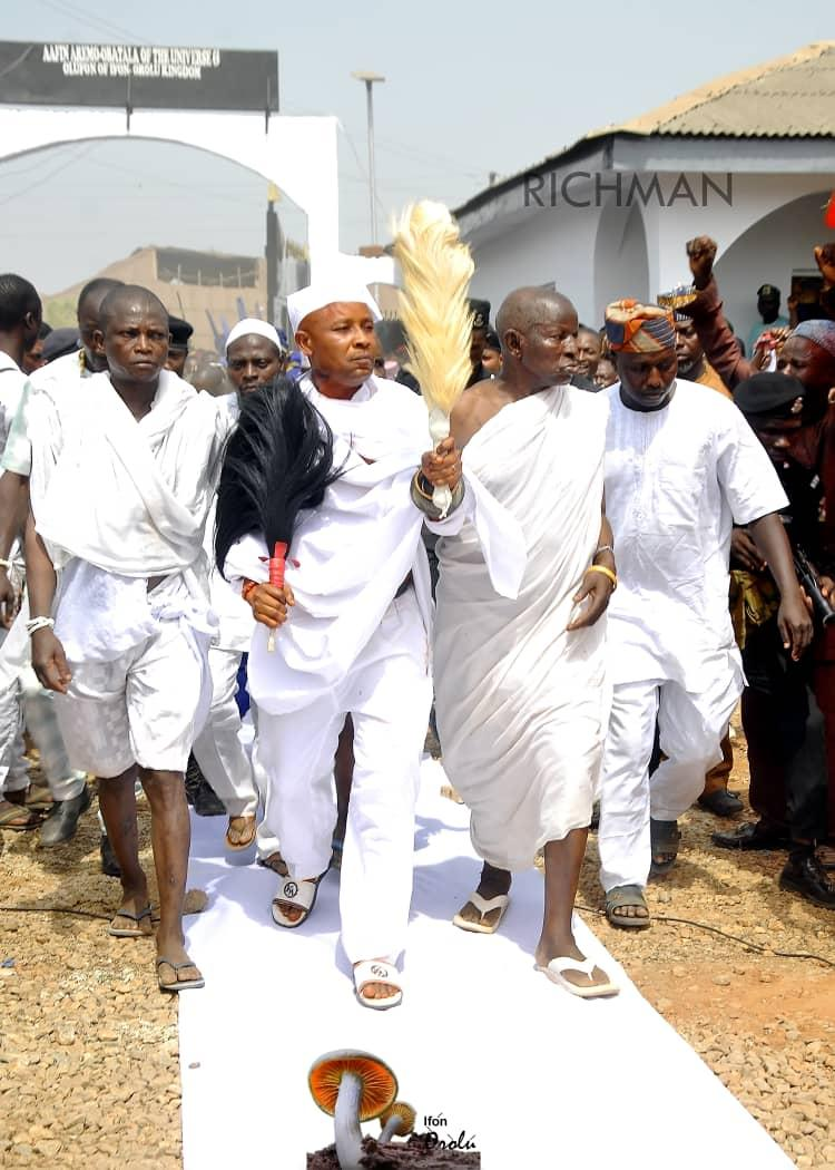 Ifon Osun : Ọba Peter Oluwole Leaves Ipebi, Arrives At Olufon’s  Palace For The 1st Time As Monarch