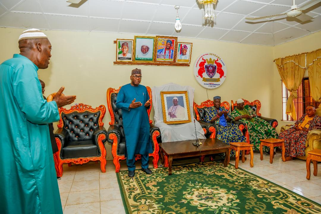 In Pictures : Gov AbdulRazaq, Kwara South Monarchs Pay Condolence Visit To Oloro’s Palace