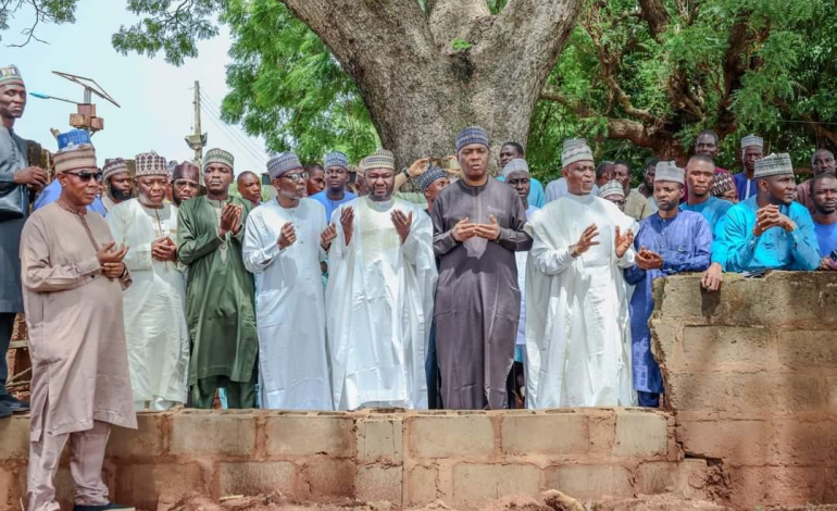 Saraki Visits Late Rafiu Ibrahim’s Grave In Ilorin, Pays Condolence Visit To His Family