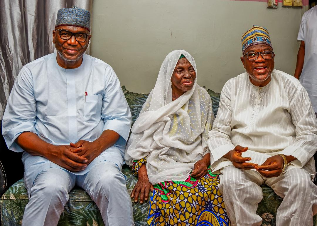 Gov AbdulRazaq Visits Falali Akanbi At Her Ilorin Residence, Congratulates Her On Joining Nonagenarian Club