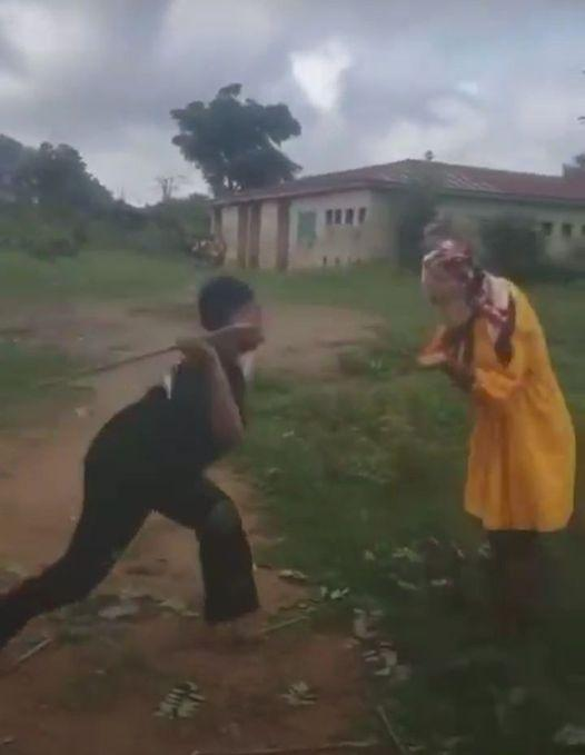 Ekiti Varsity Female Student  Repeatedly Says ‘𝐈 𝐌𝐮𝐬𝐭 𝐃𝐫𝐚𝐰 𝐁𝐥𝐨𝐨𝐝 𝐅𝐫𝐨𝐦 𝐘𝐨𝐮’ As She Uses  Stick To Beat  Fellow Student