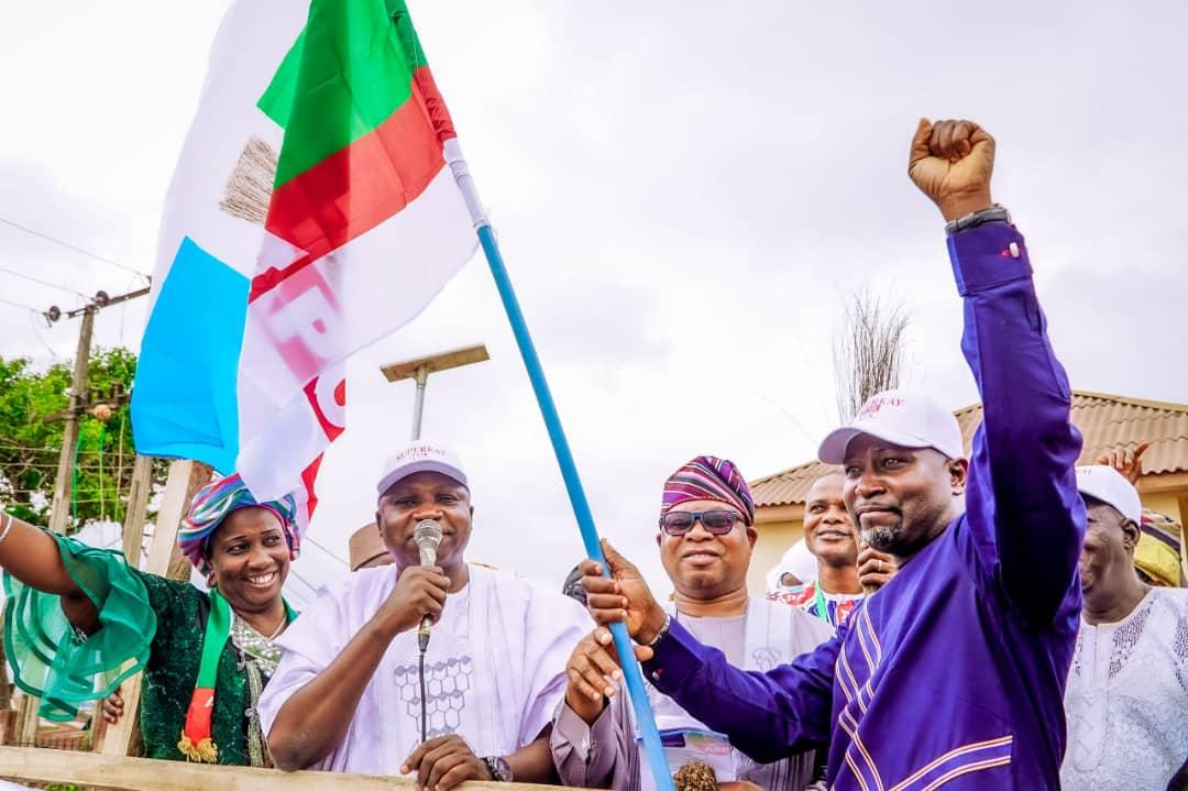 Oyetola, Lawal, Oyedokun, Other Party Leaders Emphasize ‘Unity’, ‘Cohesion’ As Kayode Oduoye, Supporters Formally Join APC In Ikirun