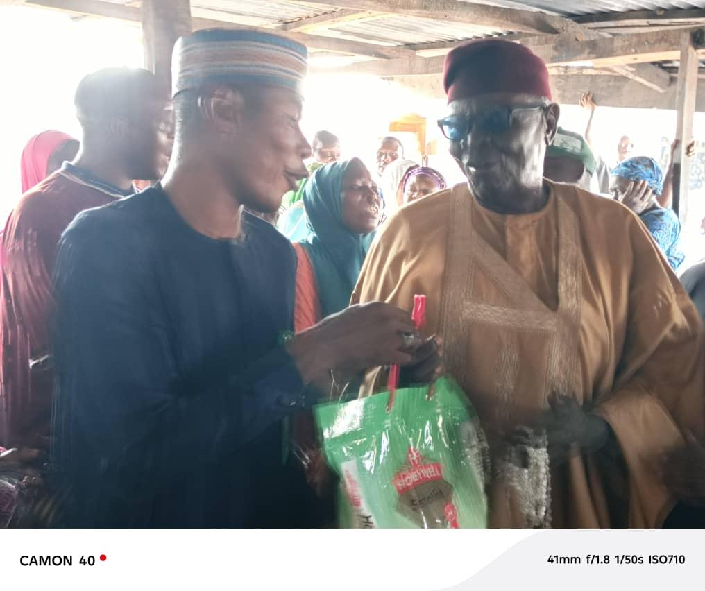 Gov Abdulrazaq Commended As Vulnerable Women Receive 300 5kg Semovita In Edun Community