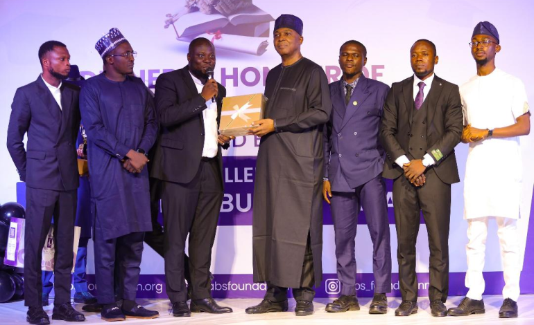 9 Kwarans Who Graduated With First Class Honours Receive Cash Gifts As Saraki Holds Dinner In Honour Of ‘New’ Lawyers In Abuja