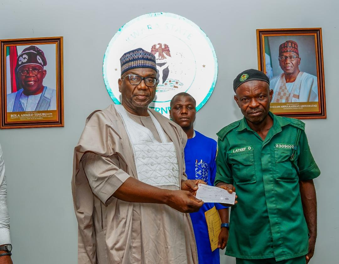 Gov Abdulrazaq Presents N80m Cheques To Families Of Fallen Vigilantes, Forests Guards In Ilorin…Families Of Edu/Patigi ‘Community Fighters’ To Receive N100m