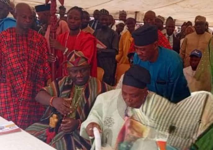 Olubadan Refuses Handshake With Alaafin Of Oyo At Govt Event In Ibadan…Stop Being Disrespectful To Our Monarch, ITS Warns Oba Owoade